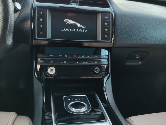 2017 Jaguar XE I, белый, 1200000 рублей - вид 9