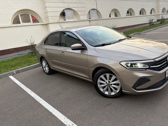 2021 Volkswagen Polo VI, бежевый - вид 2