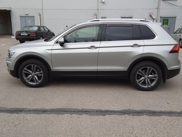 2017 Volkswagen Tiguan II, серебристый, 3250000 рублей - вид 3