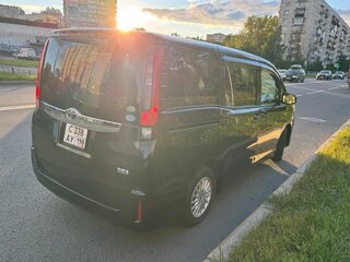 2014 Toyota Noah III (R80), красный, 1660000 рублей, вид 2