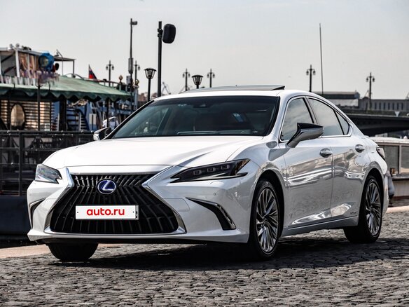 2021 Lexus ES 300h VII Рестайлинг, белый, 5150000 рублей