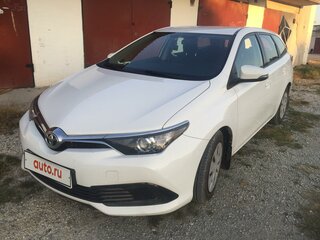 2017 Toyota Auris II Рестайлинг, белый, 1800000 рублей, вид 3