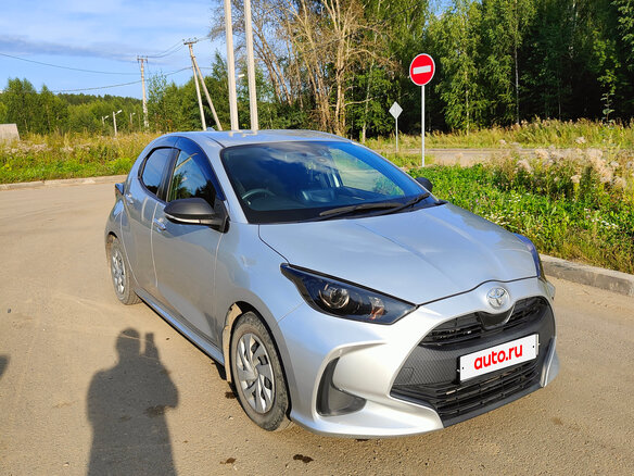 2020 Toyota Yaris IV, серебристый, 1200000 рублей - вид 7