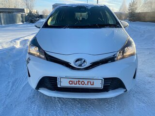 2016 Toyota Vitz III (XP130) Рестайлинг, белый, 1100000 рублей, вид 2