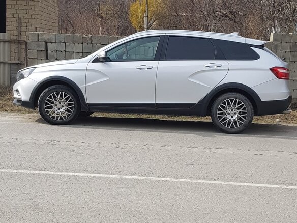2019 Lada (ВАЗ) Vesta SW Cross I, серебристый, 900000 рублей - вид 2