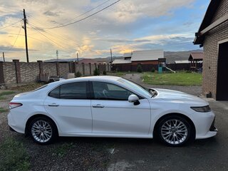 2018 Toyota Camry VIII (XV70), белый, 3500000 рублей, вид 3