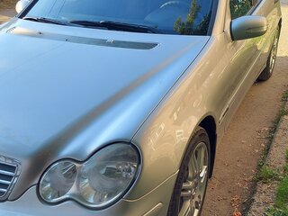 2004 Mercedes-Benz C-Класс 200 II (W203) Рестайлинг, серебристый, 1300000 рублей, вид 3