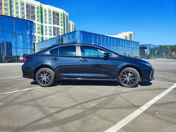 2022 Toyota Corolla XII (E210), чёрный, 2445000 рублей - вид 8