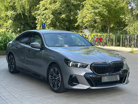 2026 BMW 5 серии 523d xDrive VIII (G60/G61/G68), серый, 8400000 рублей, вид 3
