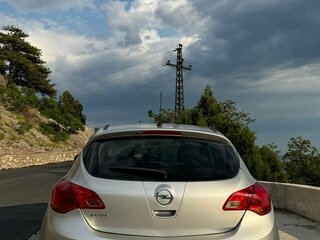 2013 Opel Astra J Рестайлинг, серебристый, 1150000 рублей, вид 4