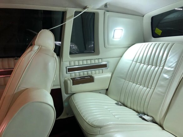 1982 Cadillac DeVille V, красный - вид 30
