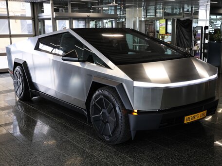 2025 Tesla Cybertruck All-wheel Drive, серебристый, 21500000 рублей, вид 3