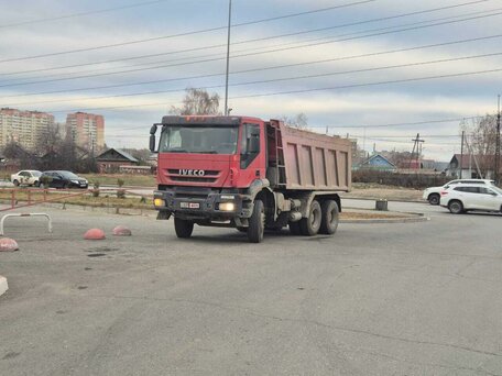 2011 Iveco Trakker, красный, 2700000 рублей, вид 4