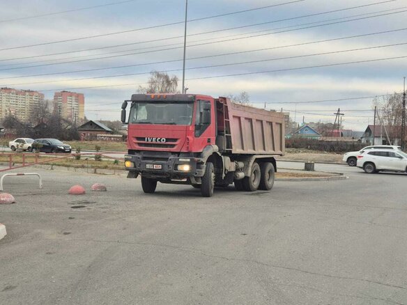 2011 Iveco Trakker, красный, 2700000 рублей - вид 3