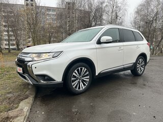 2020 Mitsubishi Outlander III Рестайлинг 3, белый, 2600000 рублей, вид 1