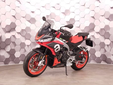 2021 Aprilia Tuono 660, чёрный, 989000 рублей, вид 2