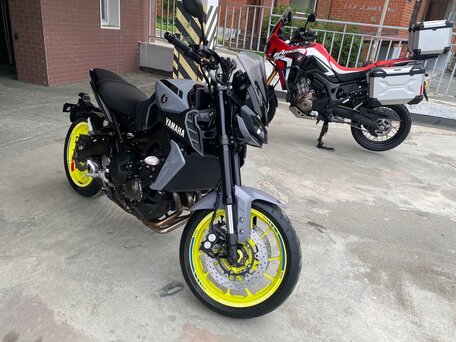 2018 Yamaha MT-09 (FZ-09), серый, 1050000 рублей, вид 4