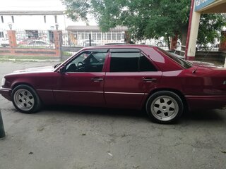 1994 Mercedes-Benz E-Класс 220 I (W124), пурпурный, 750000 рублей, вид 4
