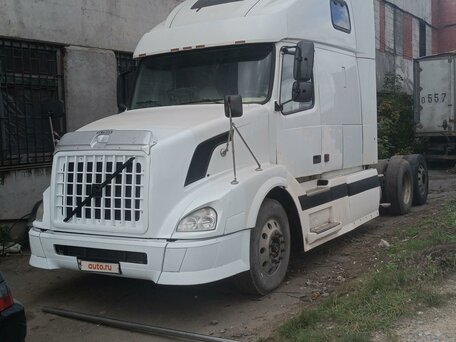 2004 Volvo VNL, белый, 2500000 рублей, вид 1