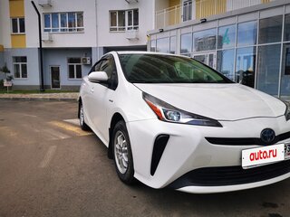 2019 Toyota Prius IV Рестайлинг (XW50), белый, 2150000 рублей, вид 3