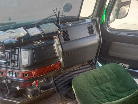 1999 Volvo VNL, зелёный, 2250000 рублей, вид 5