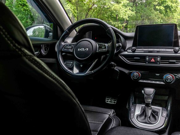 2022 Kia Cerato IV Рестайлинг, серый, 2150000 рублей - вид 6