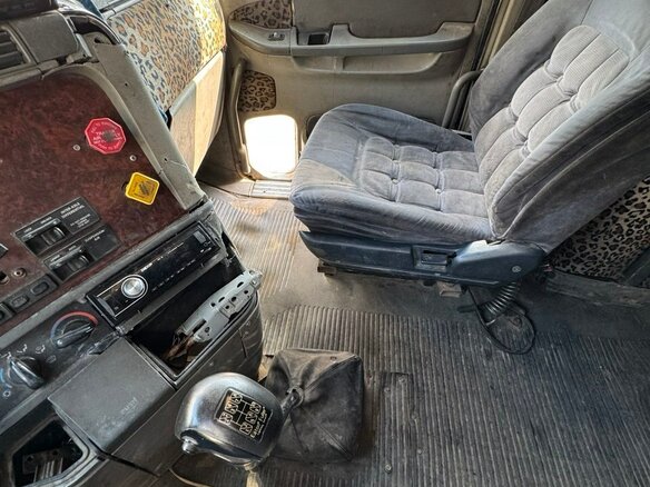 2002 Freightliner Century Class, серебристый, 1050000 рублей - вид 4
