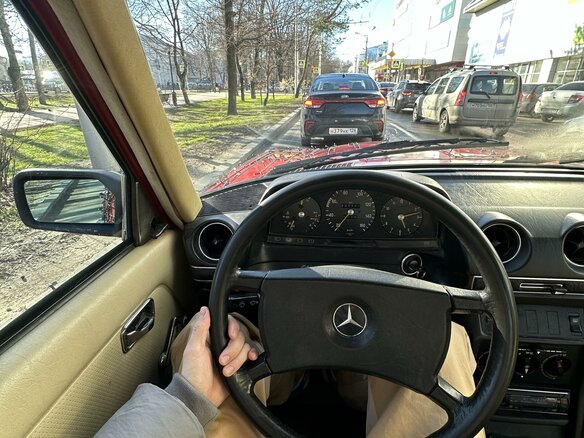 1981 Mercedes-Benz W123 200 4-speed, красный - вид 14