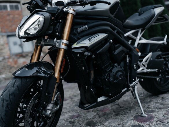 2021 Triumph Speed Triple, серый, 1200000 рублей - вид 2