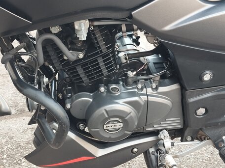 2021 Bajaj Pulsar 180, чёрный, 155000 рублей, вид 2