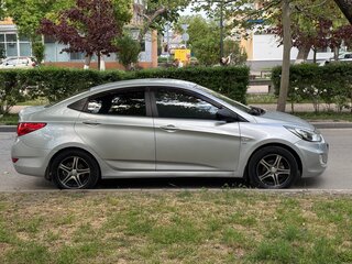 2011 Hyundai Solaris I, серебристый, 680000 рублей, вид 4