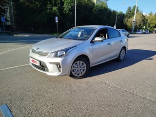 2018 Kia Rio IV, серебристый, 1300000 рублей, вид 1
