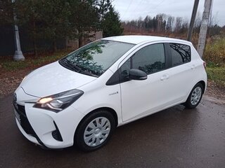 2019 Toyota Yaris III Рестайлинг 2, белый, 1470000 рублей, вид 3