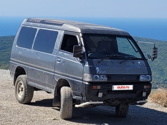 1991 Mitsubishi Delica III, серый