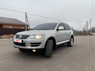 2008 Volkswagen Touareg I Рестайлинг, серебристый, 1400000 рублей, вид 2