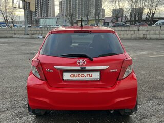 2011 Toyota Vitz III (XP130), красный, 790000 рублей, вид 4