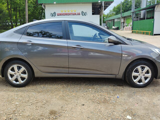 2013 Hyundai Solaris I, чёрный, 690000 рублей, вид 4