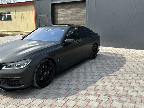 2017 BMW 7 серии 740e VI (G11/G12), серебристый - вид 1