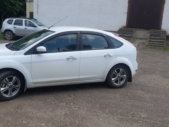 2009 Ford Focus II Рестайлинг, белый, 450000 рублей - вид 1