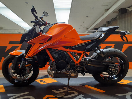 2024 KTM 1390 Super Duke R Evo, оранжевый, 2300000 рублей, вид 4