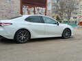2021 Toyota Camry VIII (XV70) Рестайлинг, белый, 3620000 рублей - вид 4