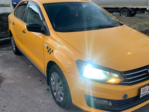 2016 Volkswagen Polo V Рестайлинг, жёлтый, 670000 рублей - вид 2