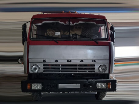 1993 КамАЗ 55102, красный, 750000 рублей, вид 1