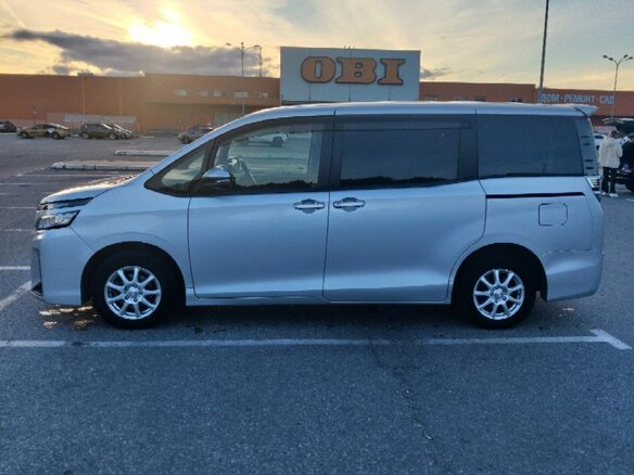 2017 Toyota Voxy III (R80), серебристый, 2500000 рублей - вид 6