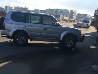 2001 Toyota Land Cruiser Prado 90 Series Рестайлинг, серебристый, 1900000 рублей, вид 2