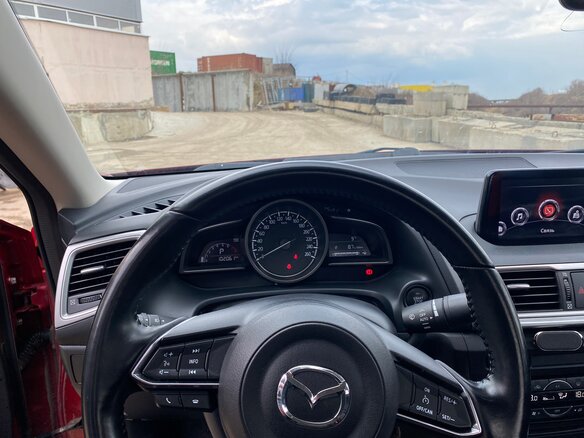 2017 Mazda 3 III (BM) Рестайлинг, красный, 2000000 рублей - вид 9