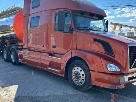 2010 Volvo VNL, оранжевый, 4300000 рублей, вид 2