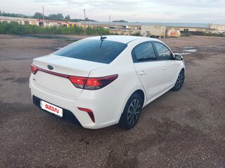 2018 Kia Rio IV, белый, 1380000 рублей, вид 4