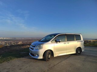 2010 Toyota Noah II (R70), серебристый, 1200000 рублей, вид 1