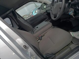 2015 Toyota HiAce H200 Рестайлинг, серебристый, 3000000 рублей, вид 5